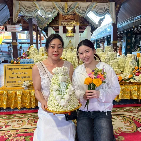 ลูกค้าแก้บนหลวงพ่อทันใจกับพานมะลิจากร้านคุณหล้า 59 (9)